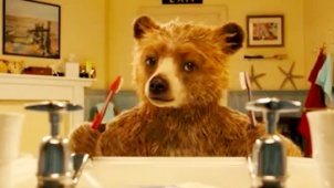《帕丁顿熊》曝光预告片 可爱熊洗手台耍宝自虐
