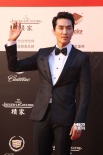 韩星宋承宪紧致西服登红毯 微笑招手帅气迷人