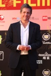 英国演员休·格兰特亮相红毯 招牌微笑温暖人心