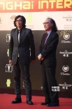 日本電影《圓桌》主創(chuàng)亮相 導(dǎo)演行定勛揮手致意