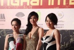 身旁兩位女星鄔君梅和阿嬌也都大秀美胸，鄔君梅的拼接長裙中，白色邊緣弧度巧妙突出其S身形，演繹端莊的性感；阿嬌這套即便也是拼接長裙，但只能讓人想到床單，硬凹秀溝也擋不住廉價布料和矮半頭的灰頭土臉。