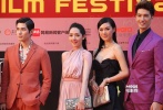 旁邊的陳學(xué)冬一身Gucci磚紅色套裝，再加上錦榮的紫色、李賢宰的全白、任佑明的花蝴蝶……要是沒有小四的沉穩(wěn)黑色配色特別的紅白雙領(lǐng)帶，還真壓不住場?。ā?gt;震場子不看身高，萌萌噠最重要）