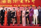 郭敬明帶著《小時代3》劇組的帥哥美女們再次亮相，有著去年暑期檔的瘋狂票房成績，現(xiàn)在的他們底氣十足，打著國產(chǎn)最美時裝片的旗號自然穿得花枝招展，鮮艷的撞色高調(diào)張狂。