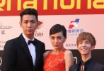 身著StellaMcCartney蕾絲晚禮服的郭采潔用大膽橙色弱化了老氣感，lanvin2014早春系列的文藝森女郭碧婷氣質(zhì)依舊。
