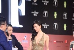 要和《小時代3》叫板的是同為暑期檔上映的《王牌》劇組，志玲姐姐此次也是毫不退讓，Tony Ward 2014秋冬系列土豪金深V禮裙幾乎開叉開到肚臍，豪氣大秀八字奶的娃娃音誰還受得了？