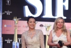 鞏俐這身elie saab白色長裙雖是2012舊裙，該品牌特有的女性柔美風(fēng)格讓鞏俐華貴又仙氣，女王“歸來”的霸氣性感雖然弱化了，但高貴溫婉的濃濃柔情更能醉人心。