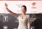 鞏俐這身elie saab白色長裙雖是2012舊裙，該品牌特有的女性柔美風(fēng)格讓鞏俐華貴又仙氣，女王“歸來”的霸氣性感雖然弱化了，但高貴溫婉的濃濃柔情更能醉人心。