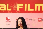 在眾韓劇中頻頻扮演神經(jīng)大條少女的樸信惠，卻以黑色蕾絲鏤空透視包身長裙玩起極致性感，烈焰紅唇配以大波浪長發(fā)，嫵媚嬌艷驚艷紅毯。
