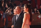 跟吳宇森一同代表《太平輪》劇組登場的宋慧喬這回可真是“喬妹”的打扮，白色抹胸裙清爽簡單又減齡，披肩直發(fā)好似鄰家少女俏皮可愛。