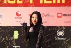 在眾韓劇中頻頻扮演神經(jīng)大條少女的樸信惠，卻以黑色蕾絲鏤空透視包身長裙玩起極致性感，烈焰紅唇配以大波浪長發(fā)，嫵媚嬌艷驚艷紅毯。