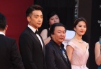 仙氣十足的劉亦菲在開幕紅毯上先后隨《露水紅顏》和《絕命逃亡》劇組亮相，兩套都是2014春季定制系列古典公主裙，白皙高挑的她駕馭粉嫩和藕荷色毫無壓力，比起第一套的傳統(tǒng)公主發(fā)型，第二套的淡紫色V領(lǐng)禮服配上低馬尾更加清爽恬美。