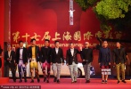 波點桃心、彩色星空……寧浩帶著《心花路放》劇組大扇子一揮，“十一”起浪都能讓人看成“一起浪”?；ㄑ澴优湎鄳?yīng)花領(lǐng)結(jié)，墨鏡帽子垮步走，既浪漫又浪蕩，由國內(nèi)著名設(shè)計師王玉濤為其設(shè)計的出場套裝讓徐崢、黃渤、郭濤、夏雨等組成紅毯上的最佳男團。
