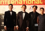 除了韓國女星外，還有Rain、宋承憲等長腿歐巴前來助陣，讓在場粉絲喊破了嗓子。其實除了韓星外，像老牌歐巴休?格蘭特、國產(chǎn)歐巴姜文、謝霆鋒、馮紹峰、竇驍、鐘漢良、鄭元暢等也都紛紛帥氣登場。