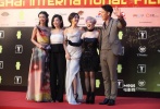 除了韓國女星外，還有Rain、宋承憲等長腿歐巴前來助陣，讓在場粉絲喊破了嗓子。其實除了韓星外，像老牌歐巴休?格蘭特、國產(chǎn)歐巴姜文、謝霆鋒、馮紹峰、竇驍、鐘漢良、鄭元暢等也都紛紛帥氣登場。