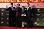 除了韓國女星外，還有Rain、宋承憲等長腿歐巴前來助陣，讓在場粉絲喊破了嗓子。其實除了韓星外，像老牌歐巴休?格蘭特、國產(chǎn)歐巴姜文、謝霆鋒、馮紹峰、竇驍、鐘漢良、鄭元暢等也都紛紛帥氣登場。
