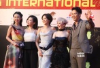 除了韓國女星外，還有Rain、宋承憲等長腿歐巴前來助陣，讓在場粉絲喊破了嗓子。其實除了韓星外，像老牌歐巴休?格蘭特、國產(chǎn)歐巴姜文、謝霆鋒、馮紹峰、竇驍、鐘漢良、鄭元暢等也都紛紛帥氣登場。
