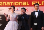 除了韓國女星外，還有Rain、宋承憲等長腿歐巴前來助陣，讓在場粉絲喊破了嗓子。其實除了韓星外，像老牌歐巴休?格蘭特、國產(chǎn)歐巴姜文、謝霆鋒、馮紹峰、竇驍、鐘漢良、鄭元暢等也都紛紛帥氣登場。
