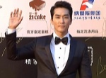 宋承宪帅气登场频挥手 绅士男神归来招牌微笑依旧