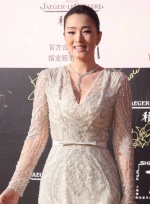 巩俐透明蕾丝裙女王范儿亮相 美胸微露高贵迷人
