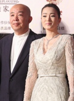 巩俐携评委会集体登红毯 V领缕空长裙性感大气
