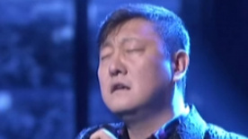 “萌叔”韩磊深情献唱 现场演绎《跟着你到天边》