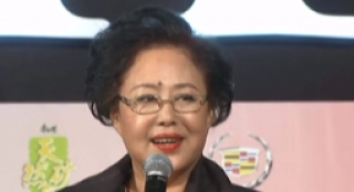 老藝術(shù)家斯琴高娃精神矍鑠 親切笑容大秀上海話