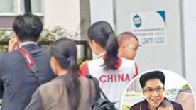 霍启刚一家三口过父亲节 郭晶晶仍穿国家队队服