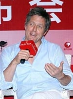 休·格兰特不满记者拍照 上影节这回又业余了！
