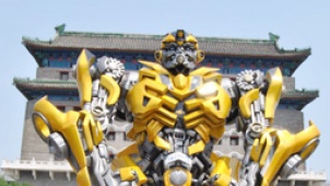 《变形金刚4》北京道具展 大黄蜂亮相前门大街