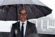史坦利·圖齊雨中撐傘現(xiàn)身首映 抿嘴微笑顯親和