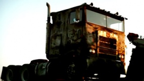 《变形金刚4》中文片段 沃尔伯格买破卡车遭嫌弃
