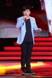 常石磊为传媒大奖登台 优美歌声赢得全场掌声