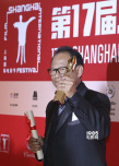 最佳男演员维他亚亮相后台 亲吻奖杯喜色难掩