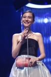 Angelababy、倪妮頒藝術(shù)貢獻(xiàn)獎(jiǎng) 笑容燦爛清新可人