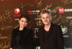 顏丙燕身著H&M2014黑色鏤花裙亮相，與上影節(jié)開幕紅毯上的古力娜扎撞衫。外搭短夾克，估計是為了遮蓋上臂，倒也差強人意，但最大的敗筆是發(fā)型，讓人想起了黃渤……