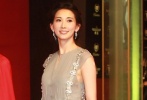 在上影節(jié)開幕時以深V性感低胸裙現(xiàn)身的林志玲在閉幕紅毯上“收斂”不少，令人大呼失望，但依然不失女神風范。  而在女神身邊，憑借《致青春》為人所知的江疏影則身著一身白色蕾絲長裙，顯得乖巧了許多，雖然少了幾分驚艷，卻同樣透著別樣的優(yōu)雅氣質(zhì)。
