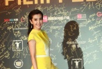 李冰冰一改《變形金剛4》中女CEO的干練造型，選擇了柔和暖色又不失個性的檸檬黃長裙，而裙擺兩邊不對稱的設計，又似乎呼應“變形”的概念，時尚中充滿了樂趣。