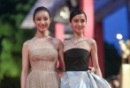 Angelababy和倪妮二人近兩年都是事業(yè)蒸蒸日上、愛情甜甜蜜蜜，與楊冪、劉詩詩并稱為“四小花旦”的名號當之無愧。在新片《新娘大作戰(zhàn)》中二人首次合作，如此養(yǎng)眼的組合也令“宅男們”大飽眼福。