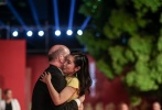 李冰冰一改《變形金剛4》中女CEO的干練造型，選擇了柔和暖色又不失個性的檸檬黃長裙，而裙擺兩邊不對稱的設計，又似乎呼應“變形”的概念，時尚中充滿了樂趣。