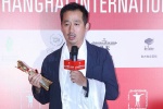 《五彩神箭》获最佳摄影奖 罗攀捧杯亮相后台