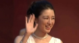 巖井俊二御用女主登臺(tái) 伊藤步甜美親切與粉絲互動(dòng)