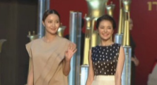 青年演员韩雨芹种丹妮亮相红毯 美丽亲和挥手致意