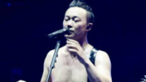 陈奕迅厦门巡演露肥肚 遭网友笑“胸部下垂”