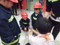Lucas与小Q扮消防员 学老爸谢霆锋变救火英雄