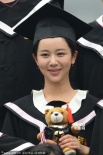 北影毕业典礼：张一山搞怪玩自拍 杨紫美貌抢镜