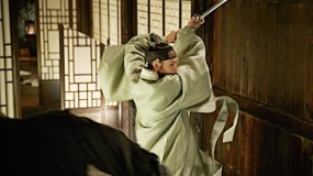 《群盗》中文预告片 河正宇、姜东元正面交锋曝光