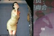 小S穿紧身亮片礼服赘肉外溢 性感捞金撅臀送飞吻