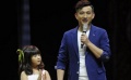 黄磊带女儿助阵《驯龙高手》 多多主动摸恐龙