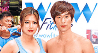 周秀娜旧爱搭上性感嫩模 秀胸肌事业线拼命博宣传