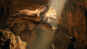 《宙斯之子》动态海报 狮子凶猛露利齿扑“岩石”